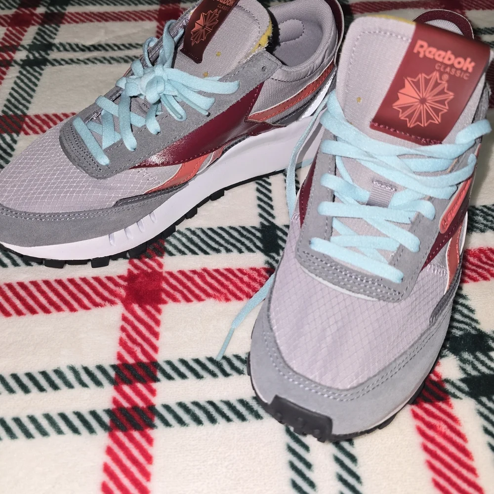 Reebok Women's Sneakers in Gray, Red, and Blue - Picture 3 of 9